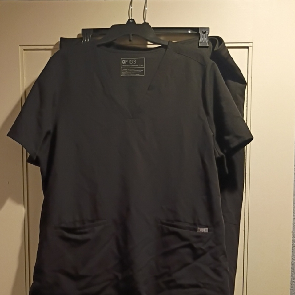 FIGS Charcoal Scrub Ensemble